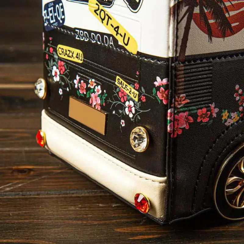 Nova personalidade original forma de ônibus design bolsa feminina rebites e diamantes bonito gráfico impresso corrente de metal bolsa feminina